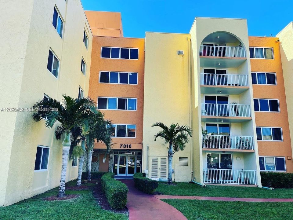 For Rent: $2,000 (1 beds, 1 baths, 870 Square Feet)