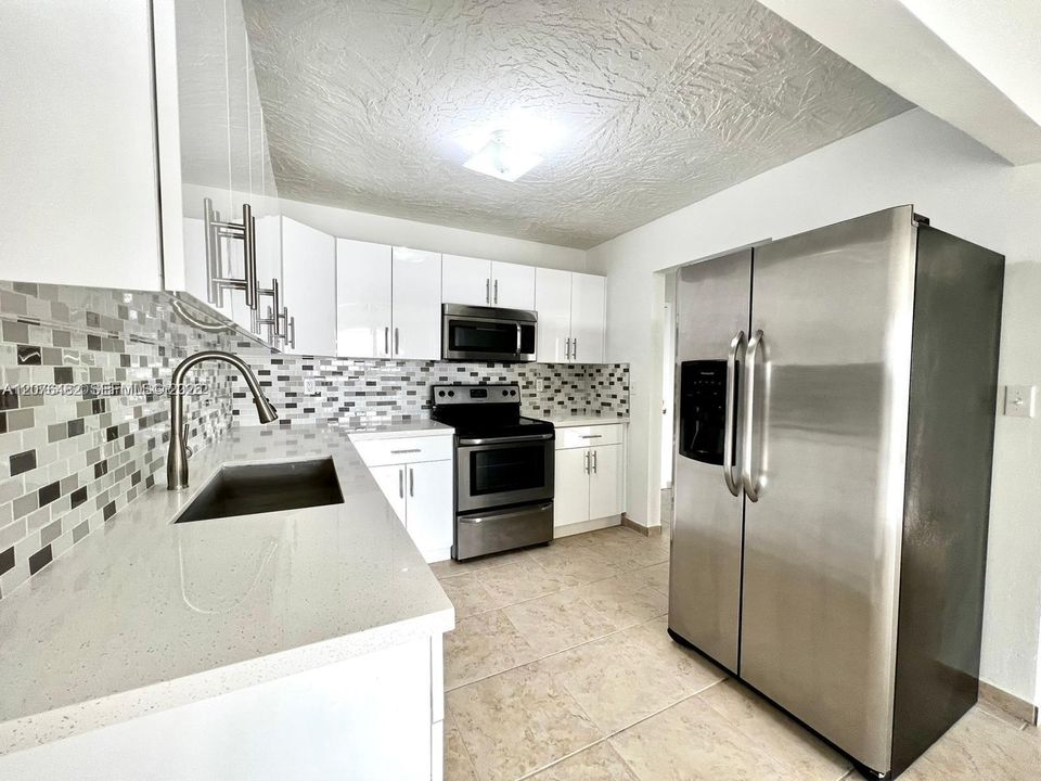 For Rent: $2,000 (1 beds, 1 baths, 870 Square Feet)