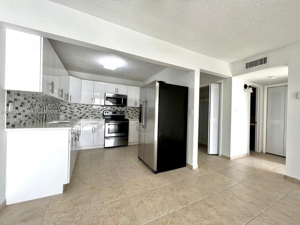 For Rent: $2,000 (1 beds, 1 baths, 870 Square Feet)