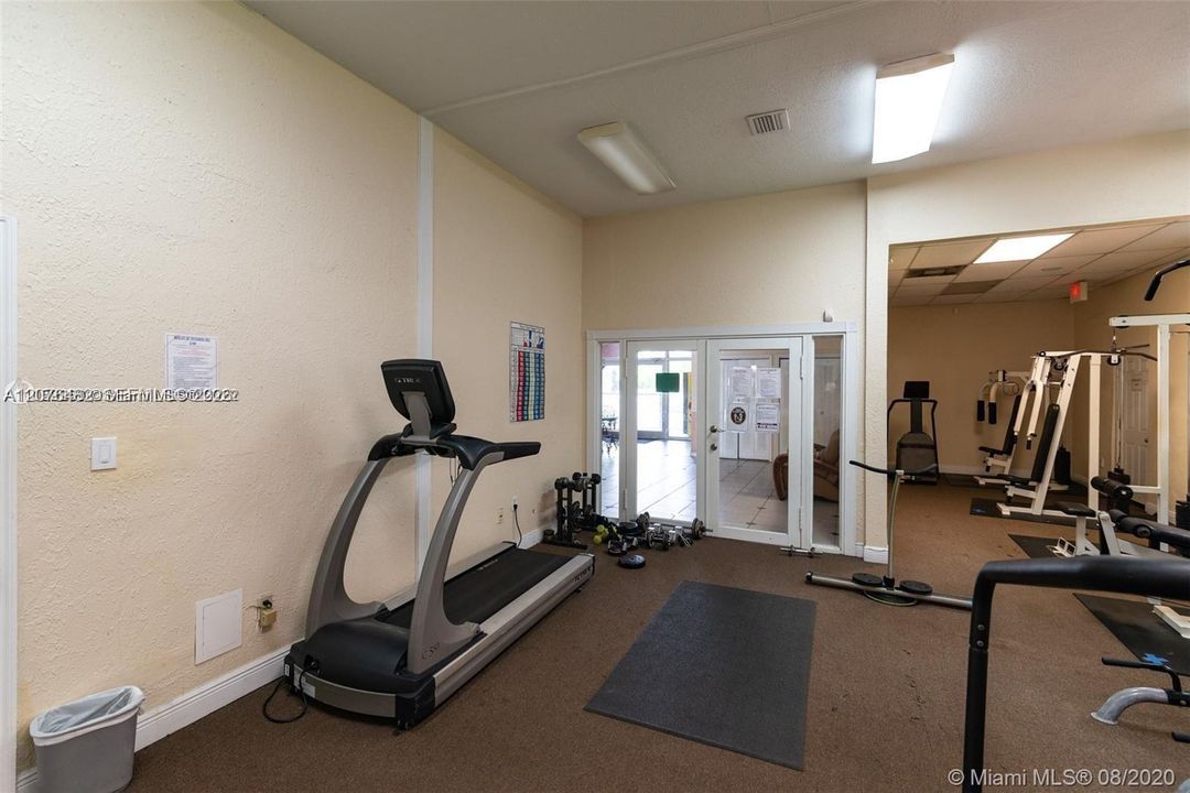 For Rent: $2,000 (1 beds, 1 baths, 870 Square Feet)
