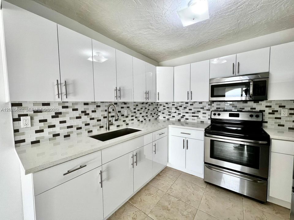 For Rent: $2,000 (1 beds, 1 baths, 870 Square Feet)