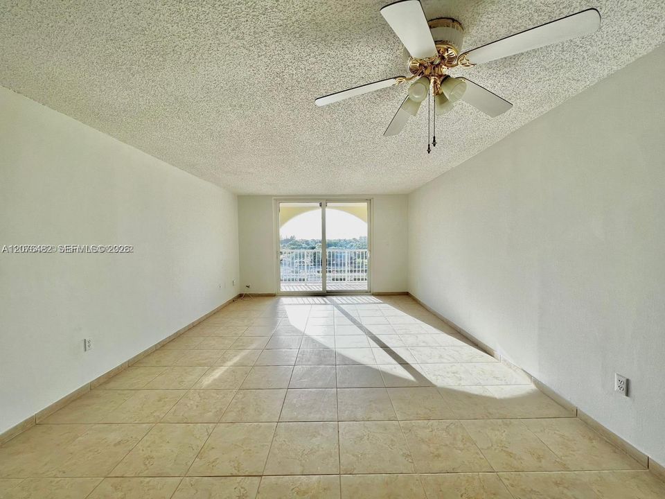 For Rent: $2,000 (1 beds, 1 baths, 870 Square Feet)