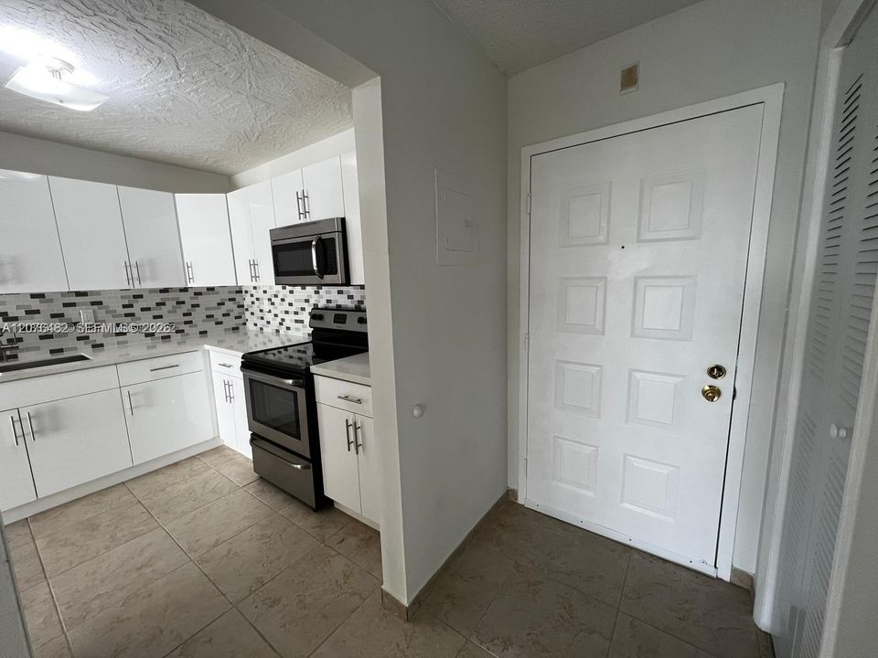 For Rent: $2,000 (1 beds, 1 baths, 870 Square Feet)