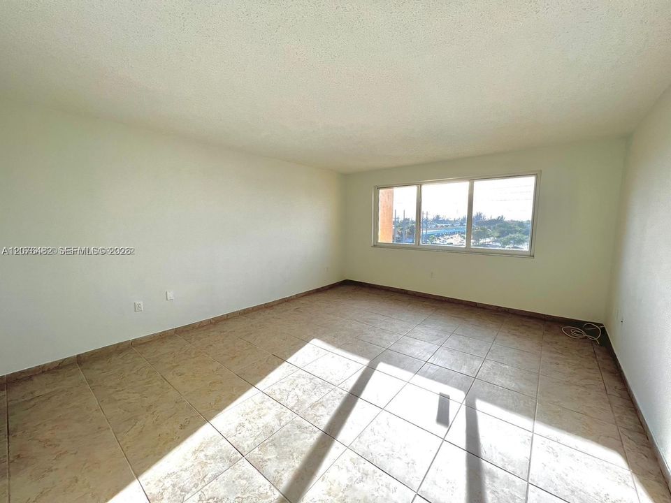 For Rent: $2,000 (1 beds, 1 baths, 870 Square Feet)