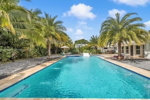 En Venta: $1,200,000 (4 camas, 3 baños, 2759 Pies cuadrados)