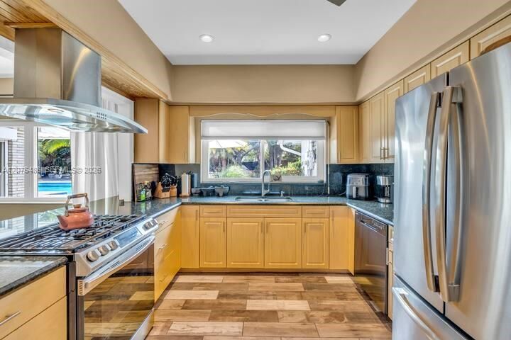 En Venta: $1,200,000 (4 camas, 3 baños, 2759 Pies cuadrados)