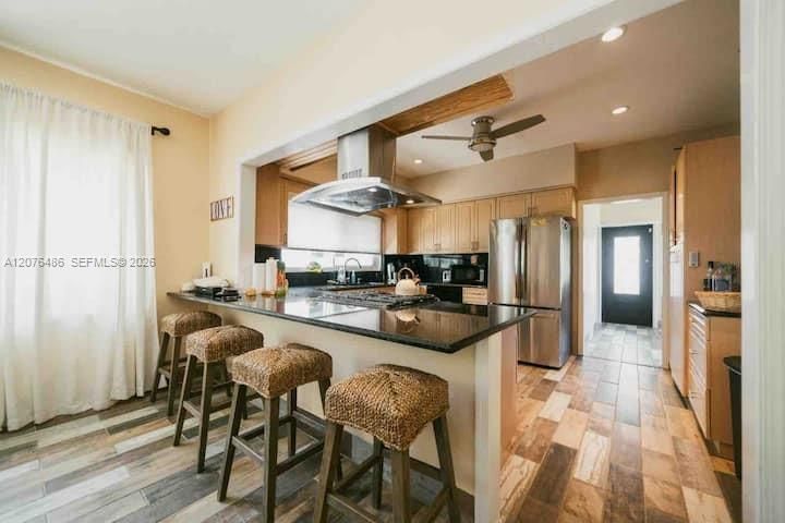 En Venta: $1,200,000 (4 camas, 3 baños, 2759 Pies cuadrados)