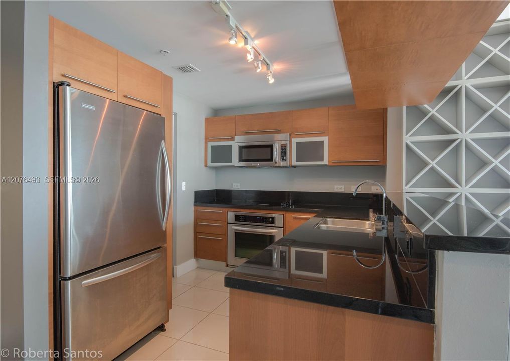 В аренду: $4,300 (2 спален, 2 ванн, 1203 Квадратных фут)