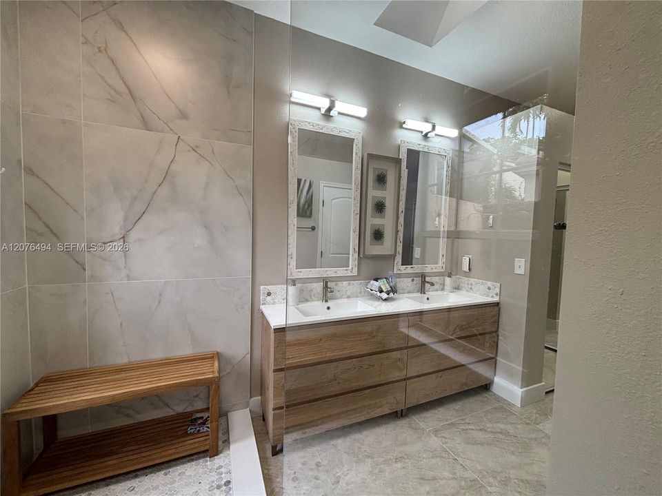Oversized shower with teak shower bench