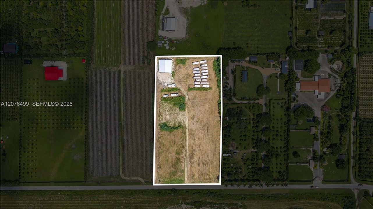 На продажу: $989,000 (4.70 acres)