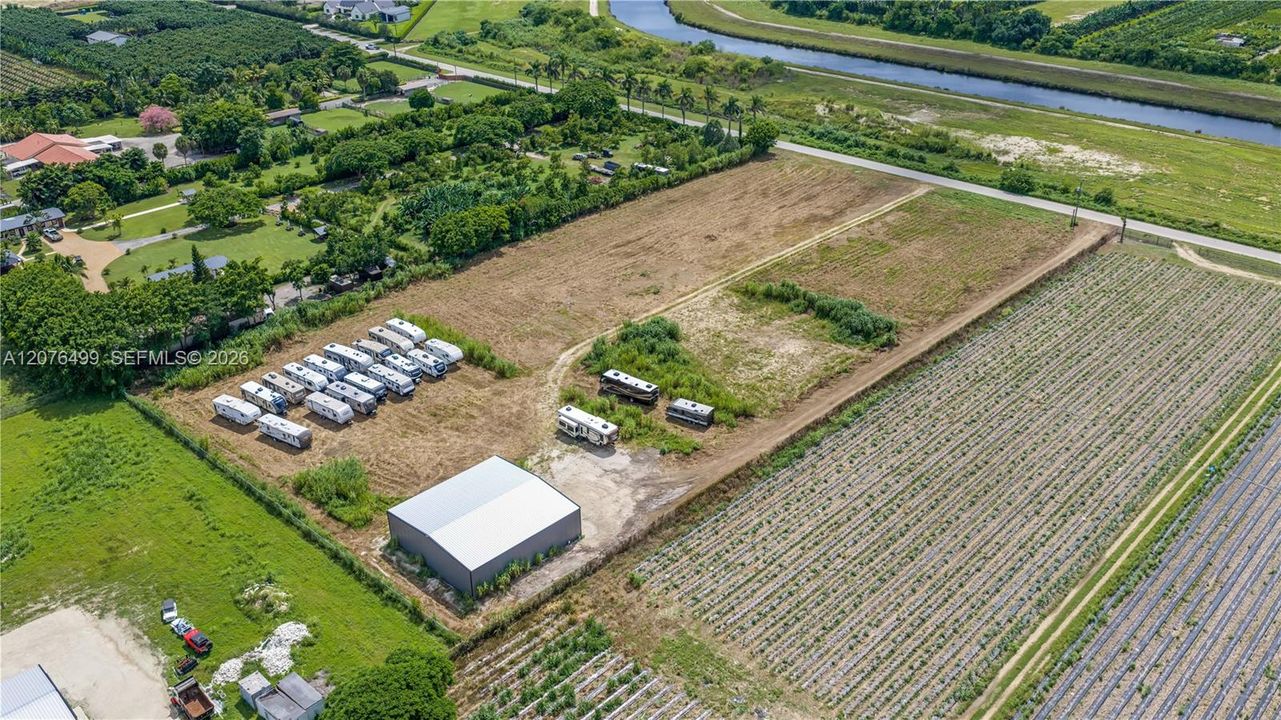 На продажу: $989,000 (4.70 acres)