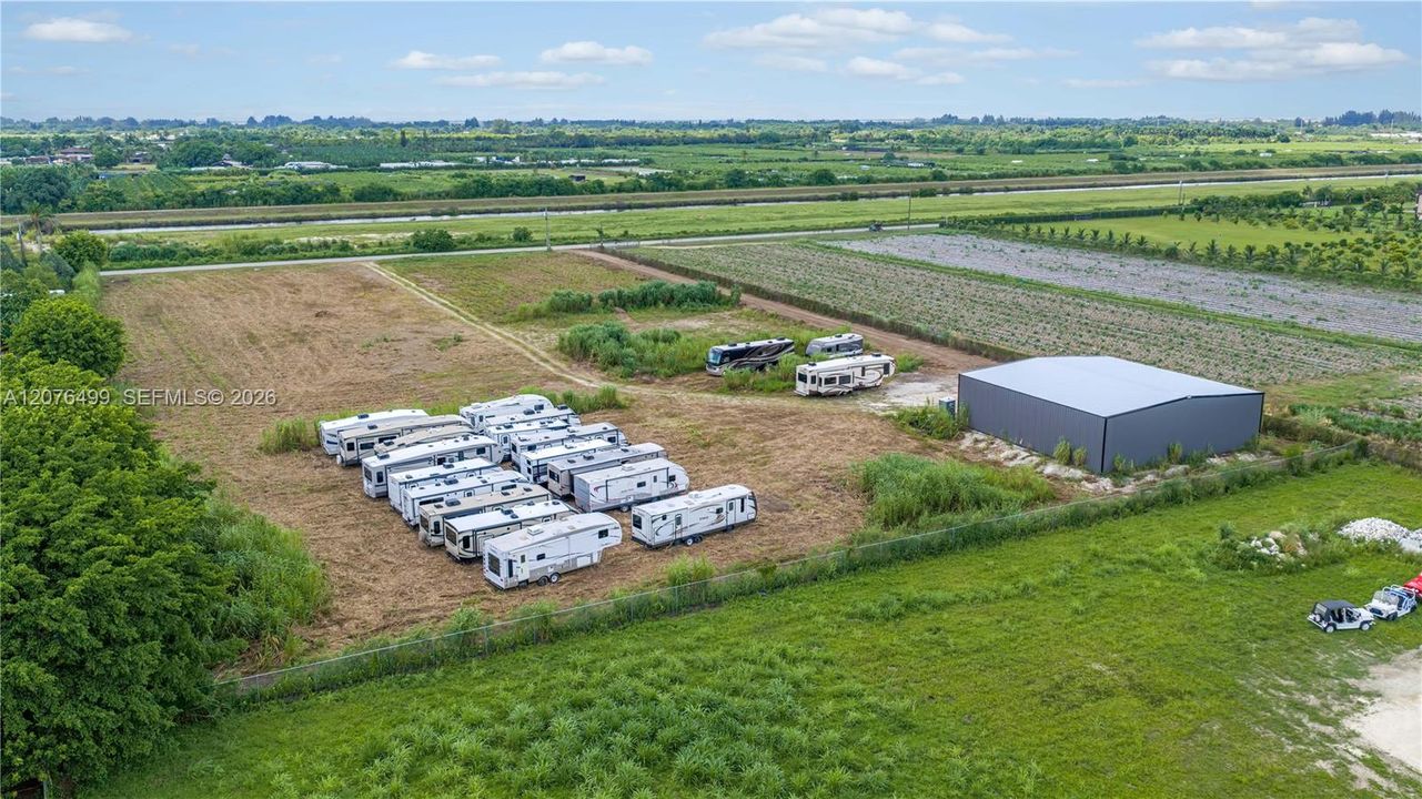 На продажу: $989,000 (4.70 acres)