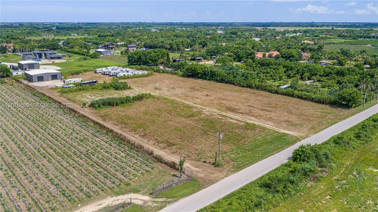 На продажу: $989,000 (4.70 acres)
