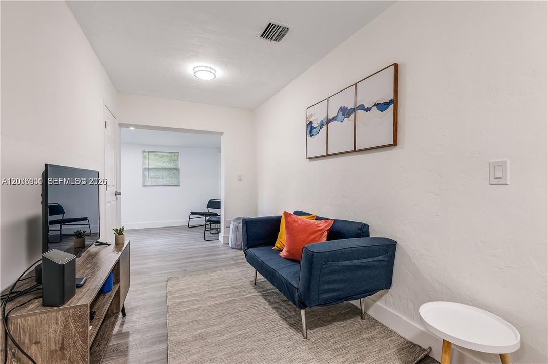 For Rent: $1,995 (2 beds, 1 baths, 990 Square Feet)