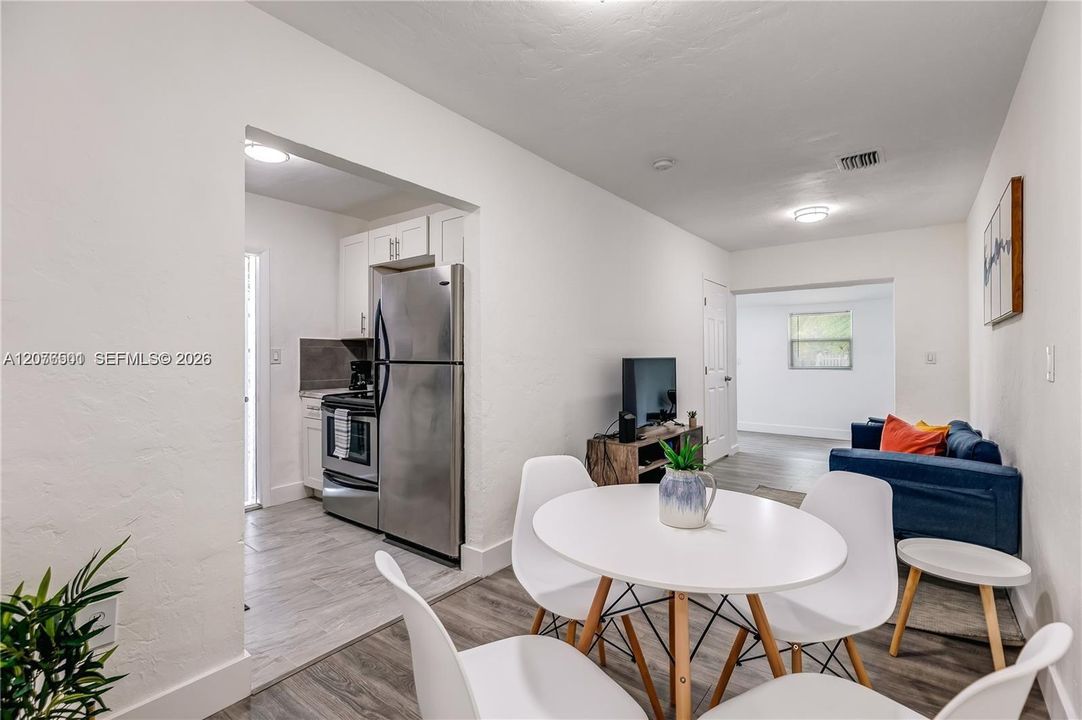 For Rent: $1,995 (2 beds, 1 baths, 990 Square Feet)