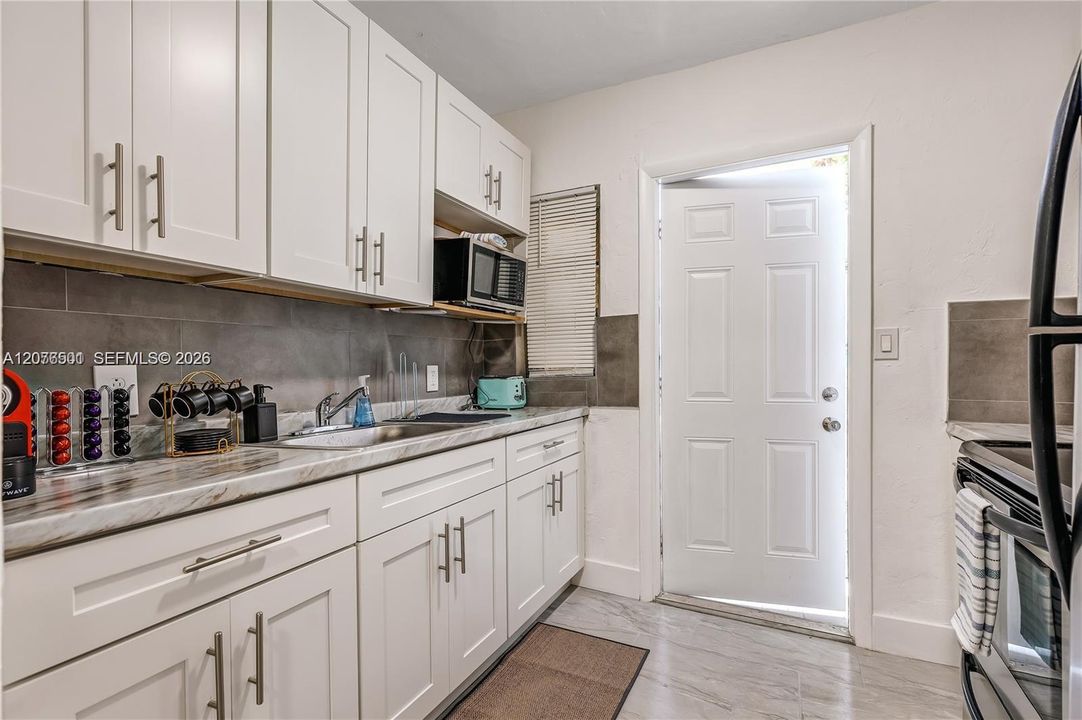 For Rent: $1,995 (2 beds, 1 baths, 990 Square Feet)