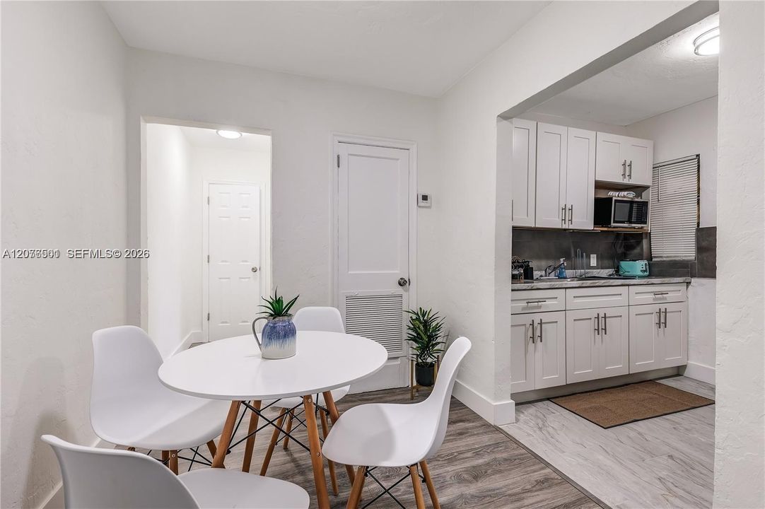 For Rent: $1,995 (2 beds, 1 baths, 990 Square Feet)