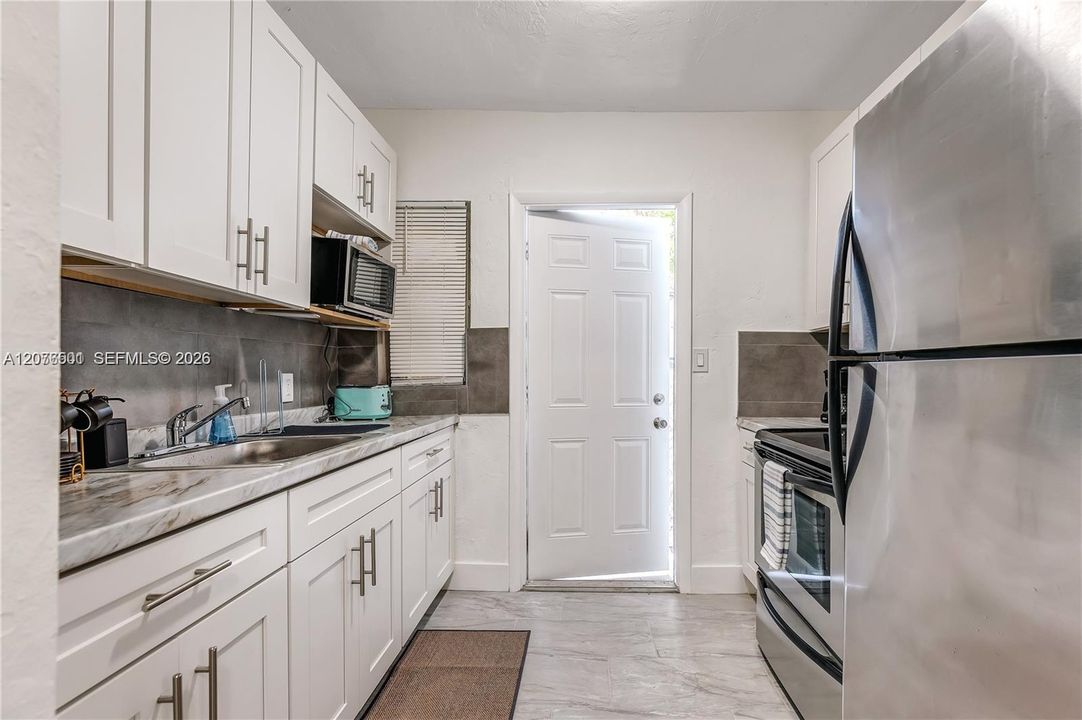 For Rent: $1,995 (2 beds, 1 baths, 990 Square Feet)
