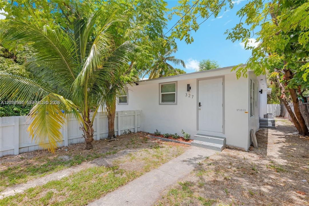 For Rent: $1,995 (2 beds, 1 baths, 990 Square Feet)