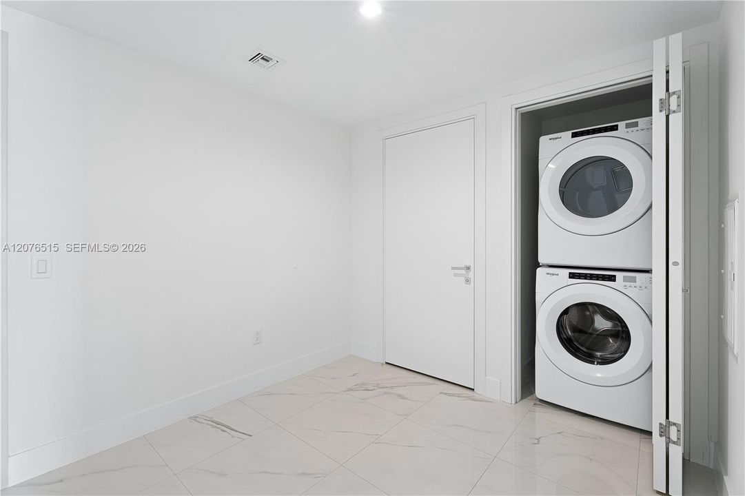 В аренду: $4,000 (1 спален, 1 ванн, 937 Квадратных фут)