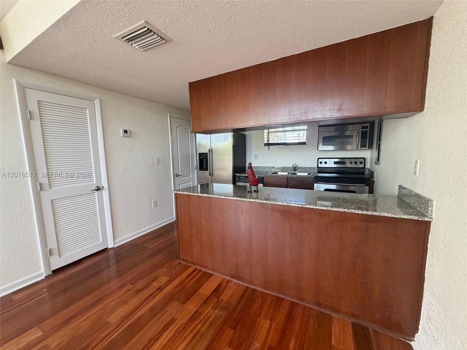 В аренду: $1,900 (1 спален, 1 ванн, 725 Квадратных фут)
