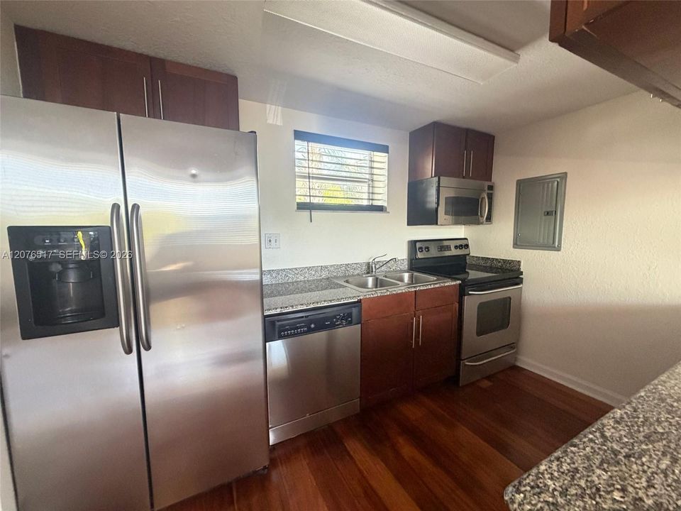 В аренду: $1,900 (1 спален, 1 ванн, 725 Квадратных фут)