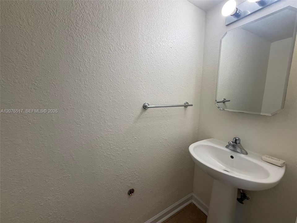 В аренду: $1,900 (1 спален, 1 ванн, 725 Квадратных фут)