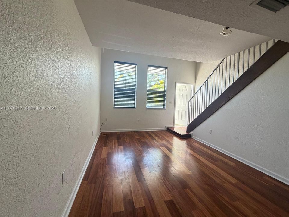 В аренду: $1,900 (1 спален, 1 ванн, 725 Квадратных фут)