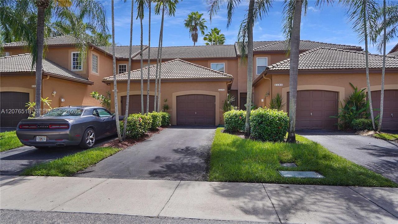 For Rent: $2,700 (2 beds, 1 baths, 969 Square Feet)