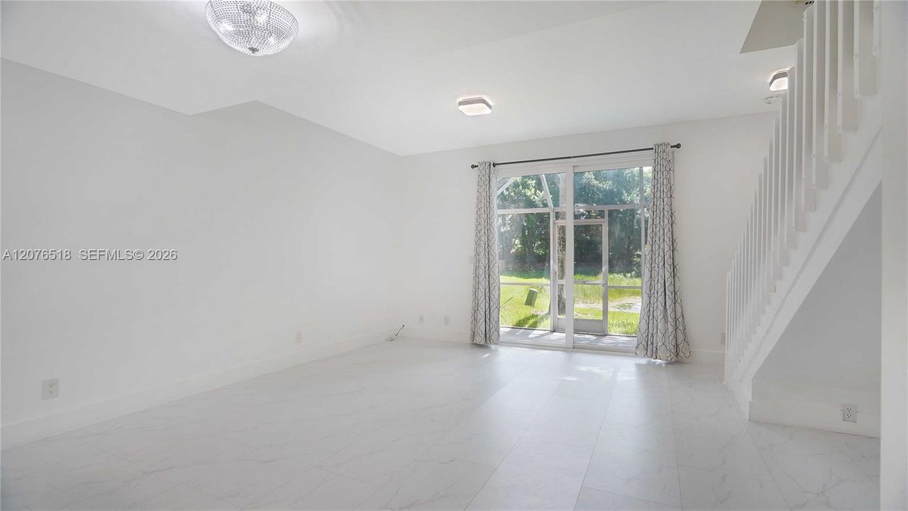 For Rent: $2,700 (2 beds, 1 baths, 969 Square Feet)