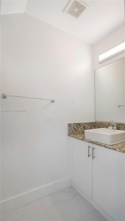 For Rent: $2,700 (2 beds, 1 baths, 969 Square Feet)