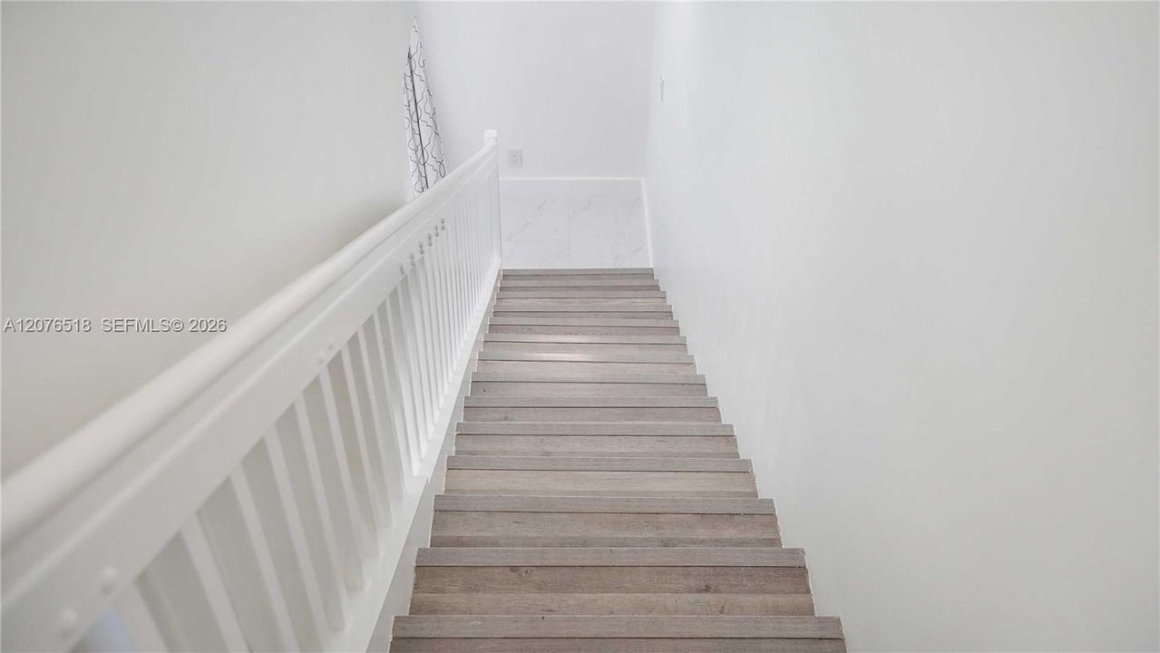 For Rent: $2,700 (2 beds, 1 baths, 969 Square Feet)