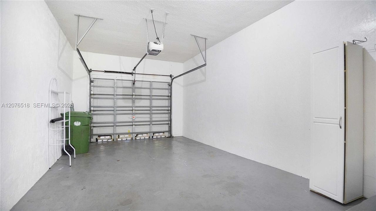 For Rent: $2,700 (2 beds, 1 baths, 969 Square Feet)