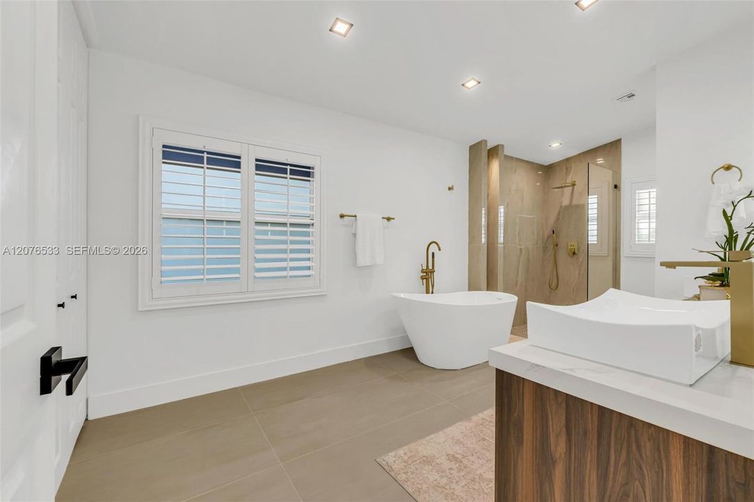 En Venta: $1,368,500 (4 camas, 2 baños, 2595 Pies cuadrados)