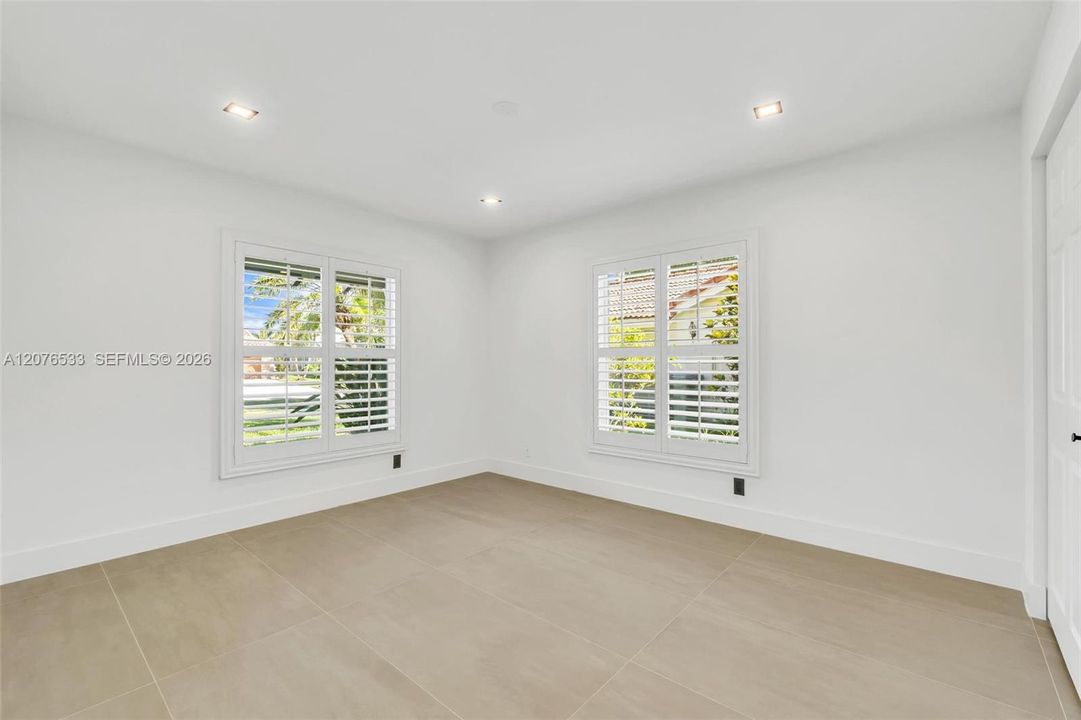 En Venta: $1,368,500 (4 camas, 2 baños, 2595 Pies cuadrados)