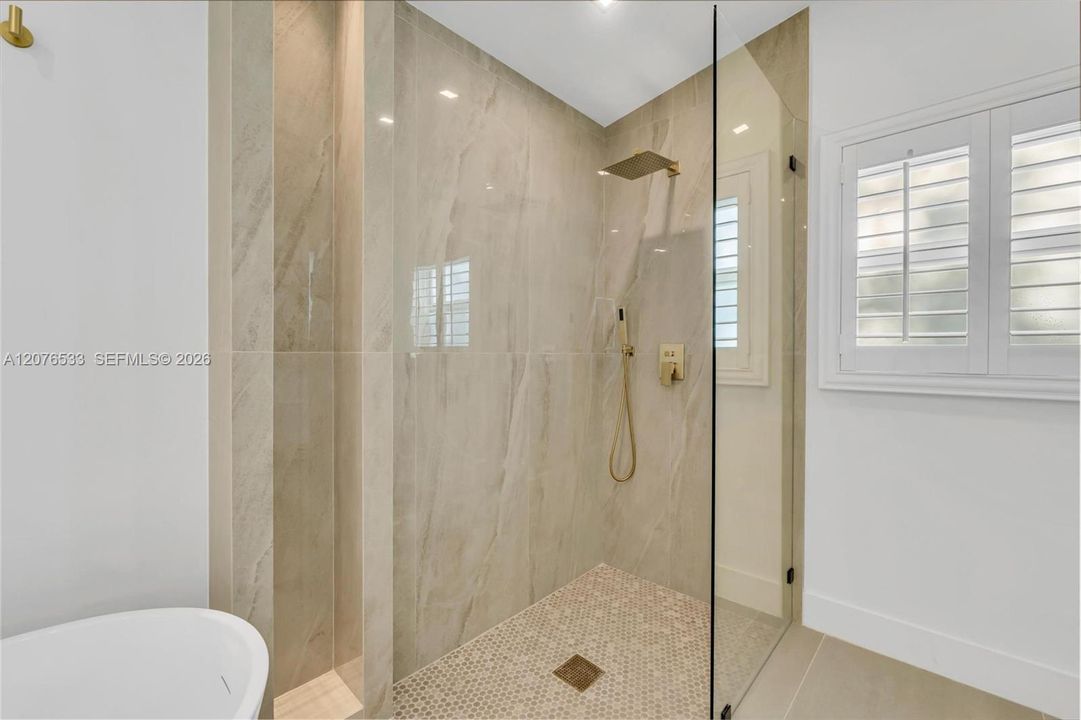 En Venta: $1,368,500 (4 camas, 2 baños, 2595 Pies cuadrados)