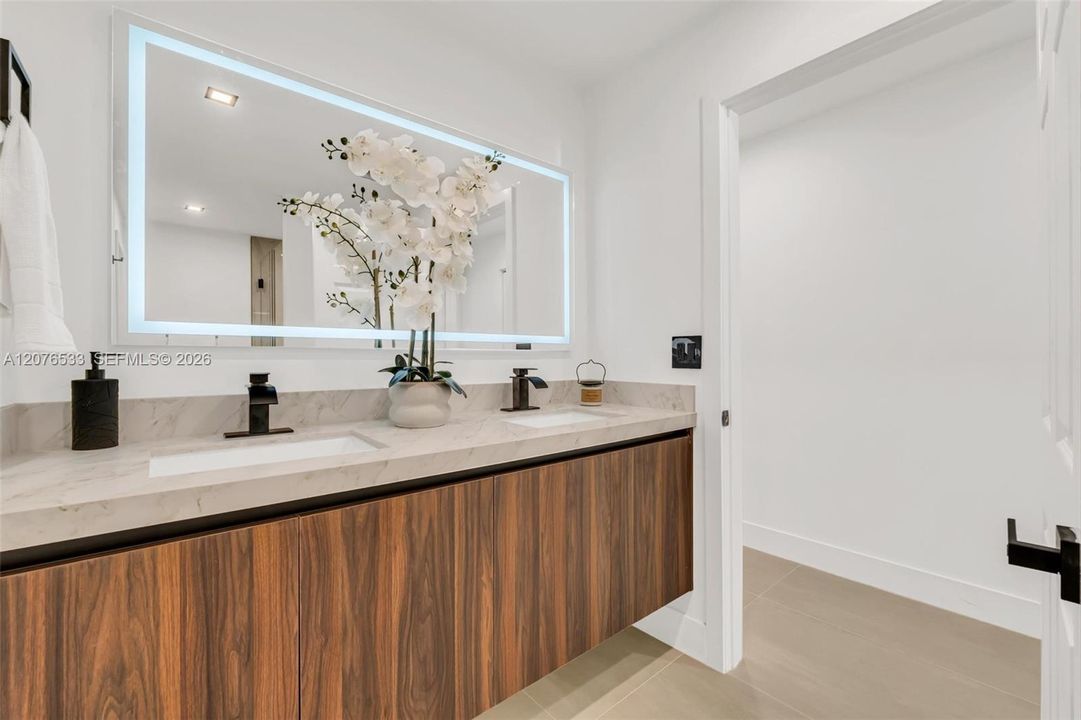 En Venta: $1,368,500 (4 camas, 2 baños, 2595 Pies cuadrados)