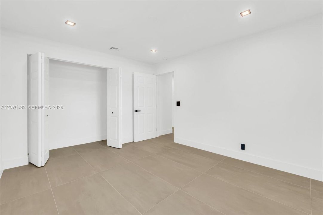 En Venta: $1,368,500 (4 camas, 2 baños, 2595 Pies cuadrados)