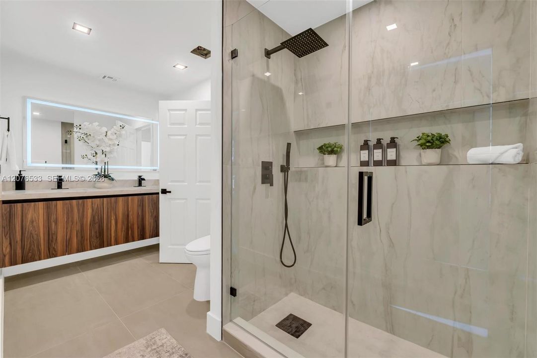 En Venta: $1,368,500 (4 camas, 2 baños, 2595 Pies cuadrados)