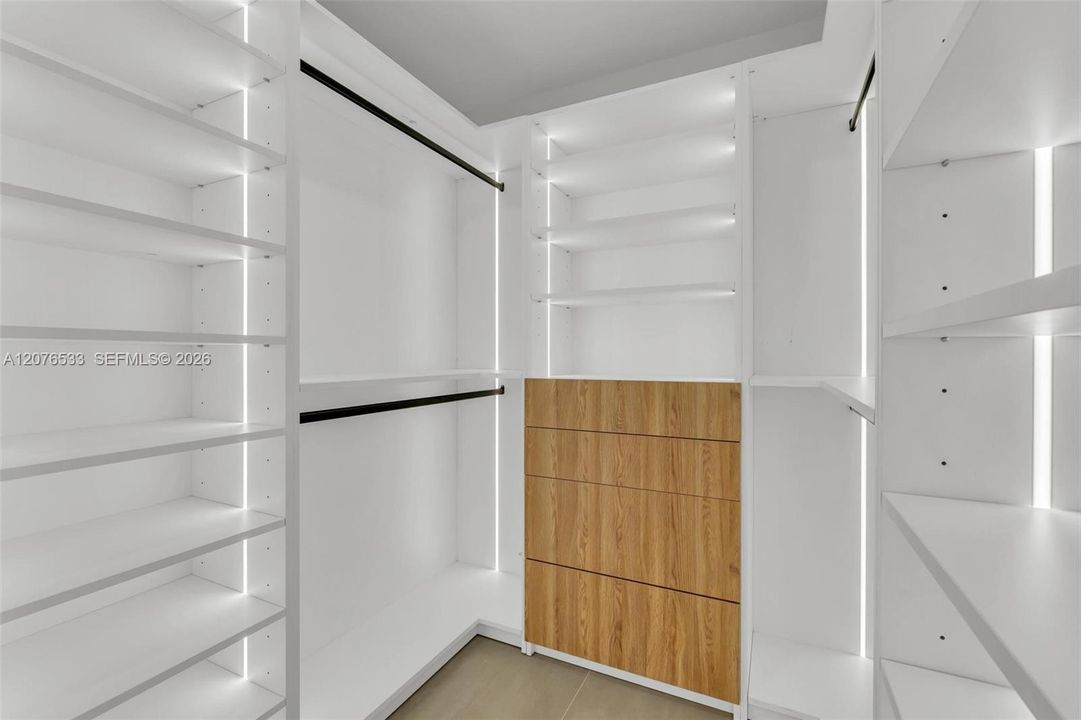 En Venta: $1,368,500 (4 camas, 2 baños, 2595 Pies cuadrados)