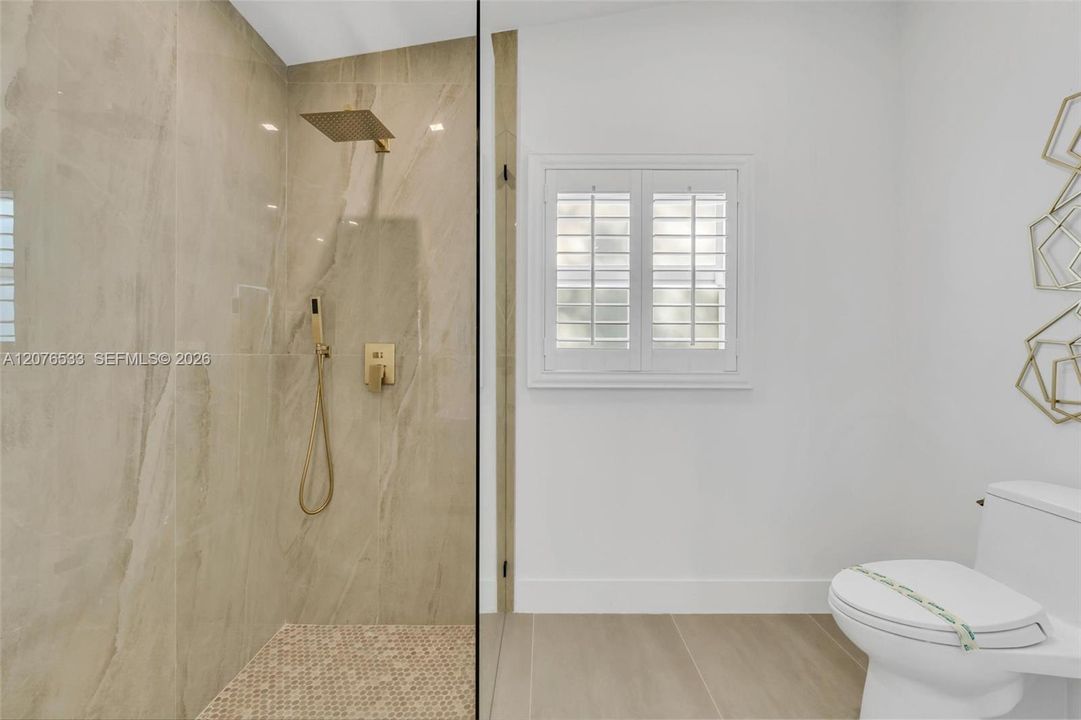 En Venta: $1,368,500 (4 camas, 2 baños, 2595 Pies cuadrados)