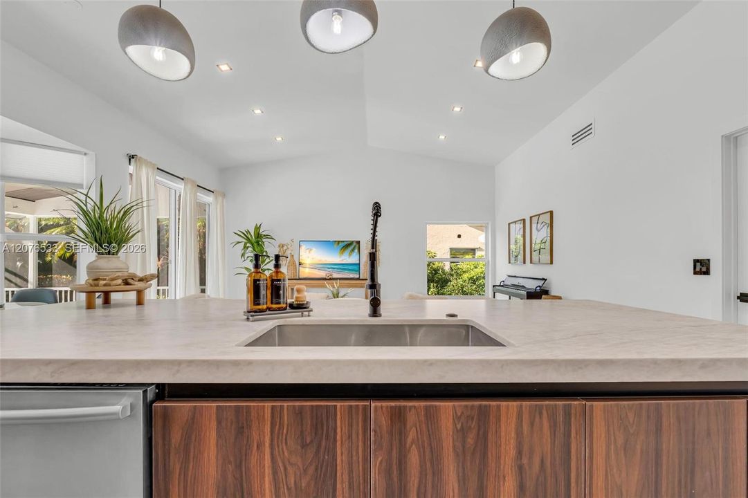 En Venta: $1,368,500 (4 camas, 2 baños, 2595 Pies cuadrados)