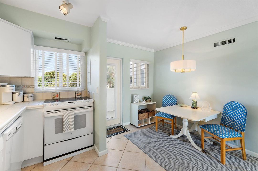 Kitchen & Breakfast Table