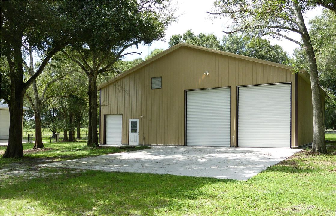 2-Barn, front