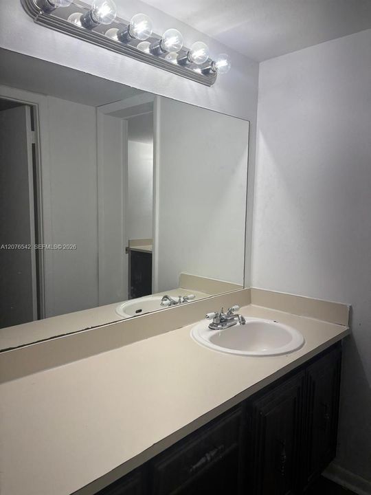 For Rent: $1,550 (1 beds, 1 baths, 826 Square Feet)