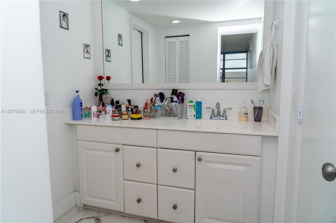 For Rent: $2,300 (2 beds, 2 baths, 1095 Square Feet)