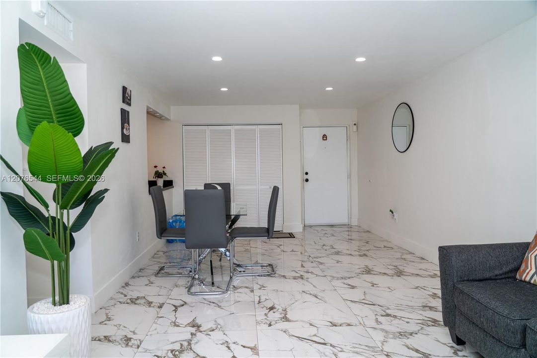 For Rent: $2,300 (2 beds, 2 baths, 1095 Square Feet)
