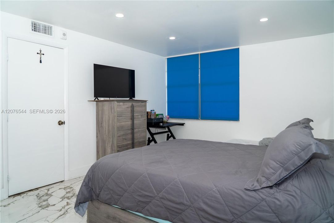 For Rent: $2,300 (2 beds, 2 baths, 1095 Square Feet)