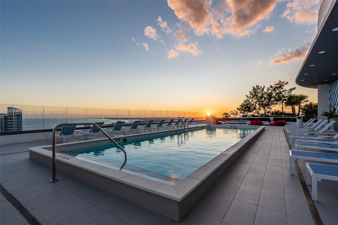 For Sale: $885,000 (2 beds, 2 baths, 1048 Square Feet)