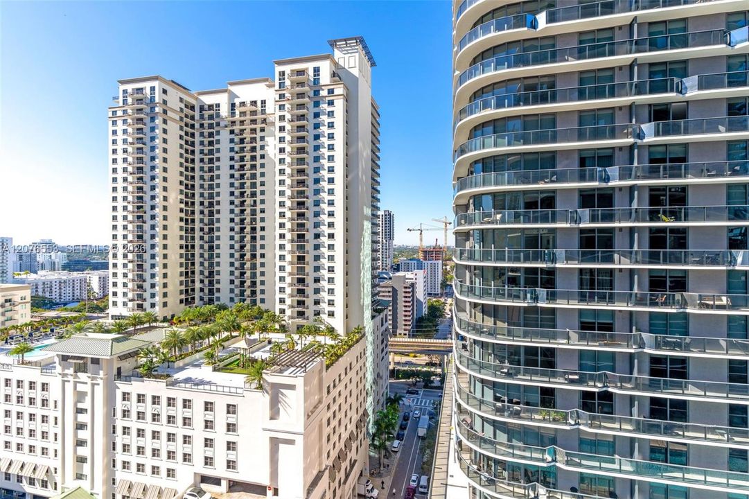 For Sale: $885,000 (2 beds, 2 baths, 1048 Square Feet)